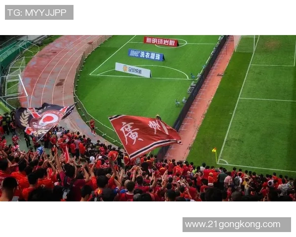 广州足球队配合引发热议球迷对战术和默契的不同看法